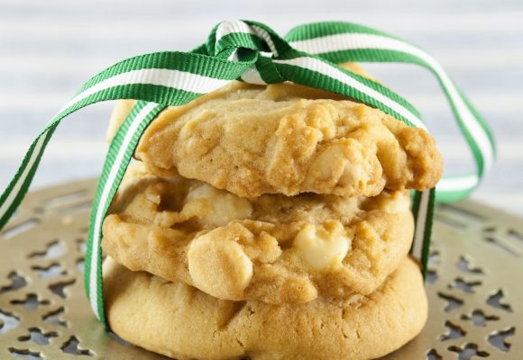 Macadamia and white chocolate cookies with a bow